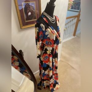 Woman’s 3X long Sleeved floral colored maxi dress. Perfect any occasion.